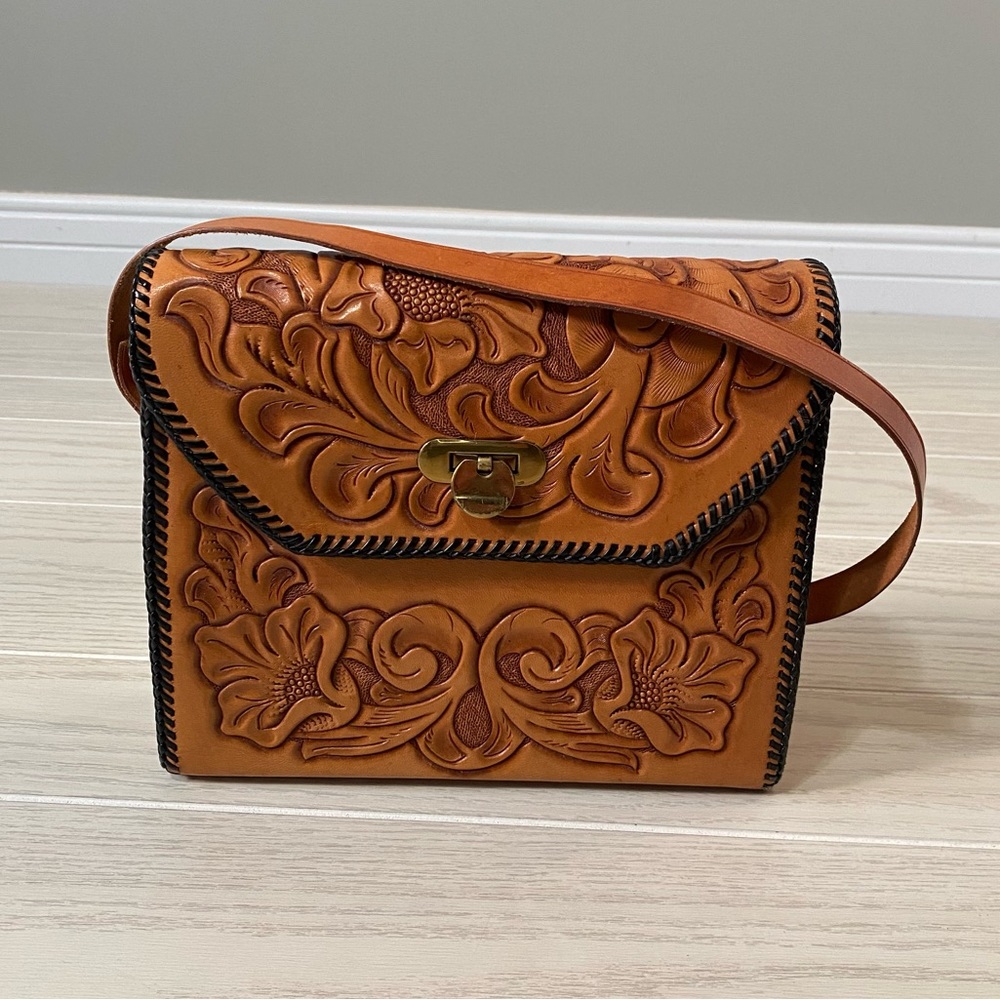 18.Vintage tooled leather purse